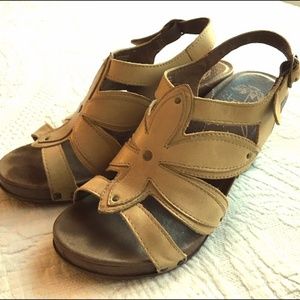 Cute-- Dansko Cream colored sandals (heels) 37